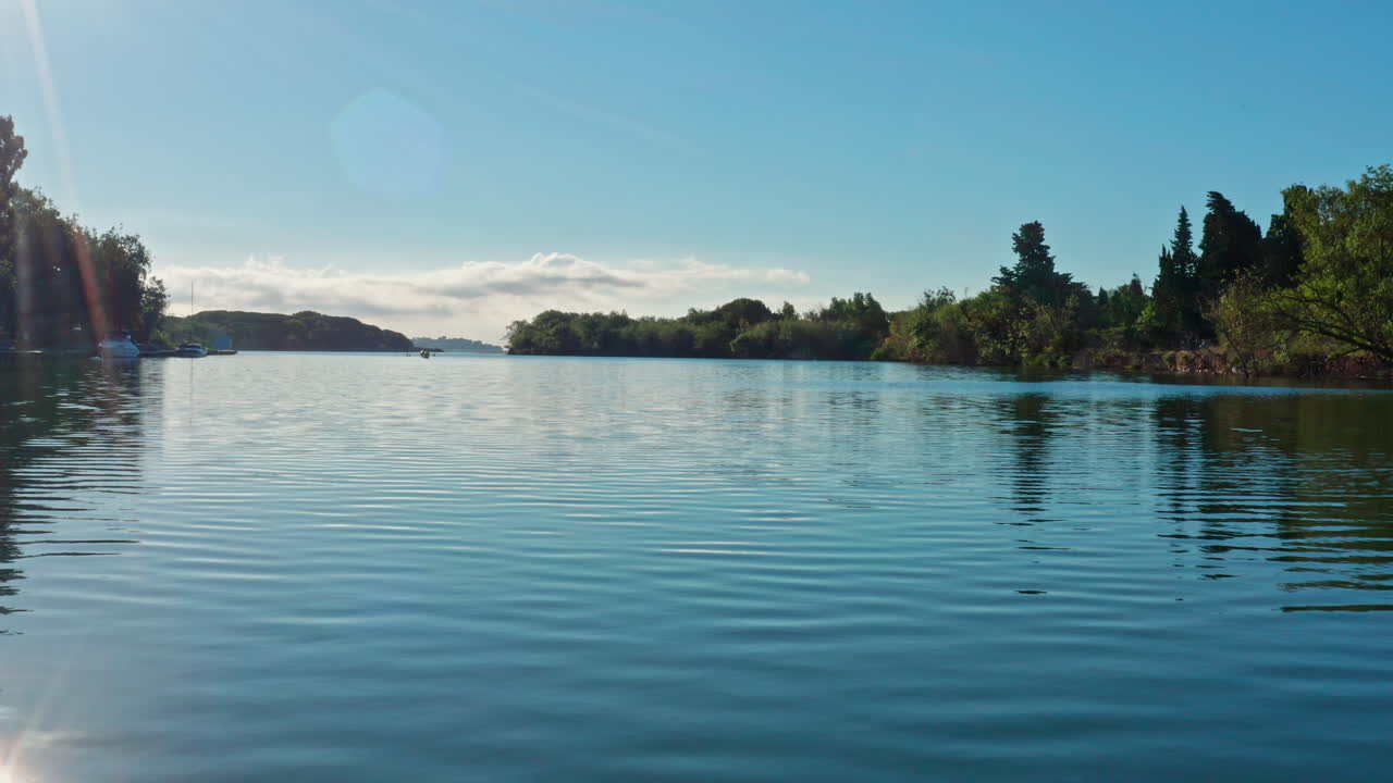fotografía aérea sobre el río argens día soleado descubriendo la bahía de san rafael