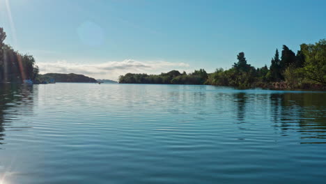 Toma-Aérea-Sobre-El-Río-Argens-Día-Soleado-Descubriendo-La-Bahía-De-San-Rafael