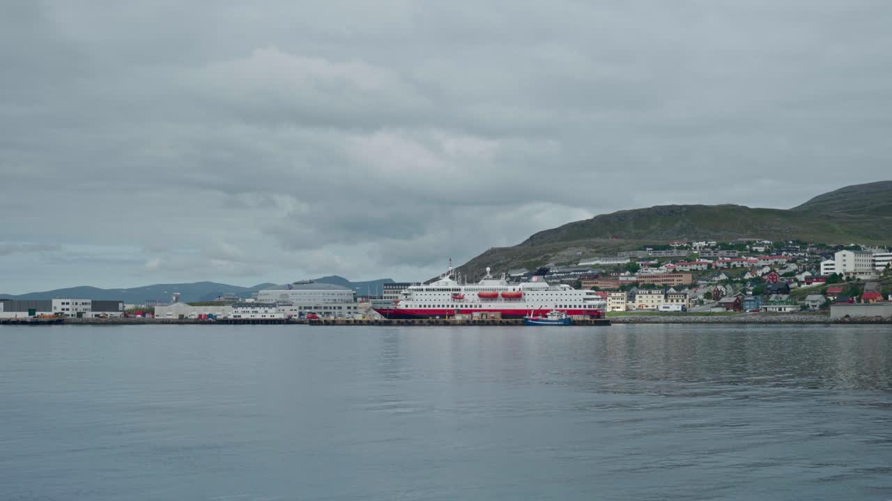 노르웨이 잔잔한 물로 부두에 정박한 상처루텐 유람선