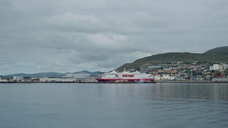 Crucero-Hurtigruten-Atracado-En-El-Muelle-Por-Aguas-Tranquilas-En-Noruega