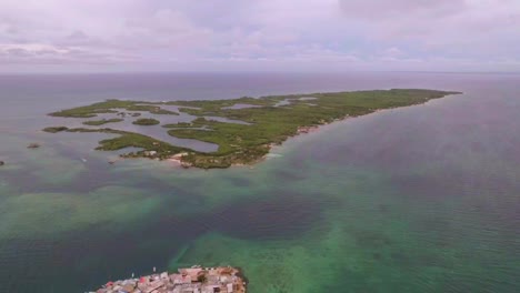 tintipan y santa cruz del islote, islas colombianas en el caribe al atardecer