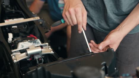 Mecánico-Profesional-Arreglando-Una-Bicicleta-En-Un-Taller