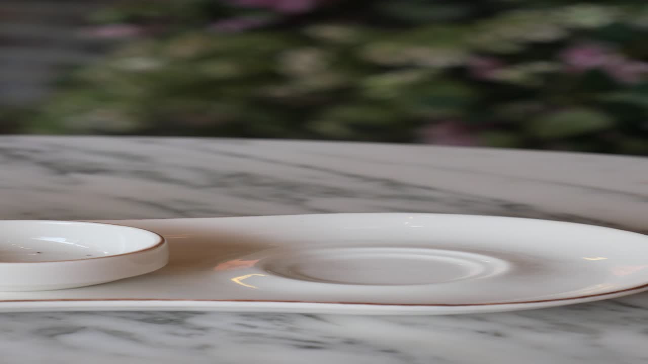 작은 색 커피 컵을 들고 있는 여자의 손