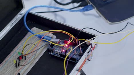 cerrado de un circuito electrónico de una computadora con sus cables en funcionamiento