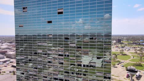 Imágenes-De-Drones-Aéreos-Edificio-De-Oficinas-De-Gran-Altura-De-Vidrio-Reflejado-Con-Tormenta,-Daños-Por-Vientos-Fuertes-Y-Ventanas-Rotas-En-Iowa