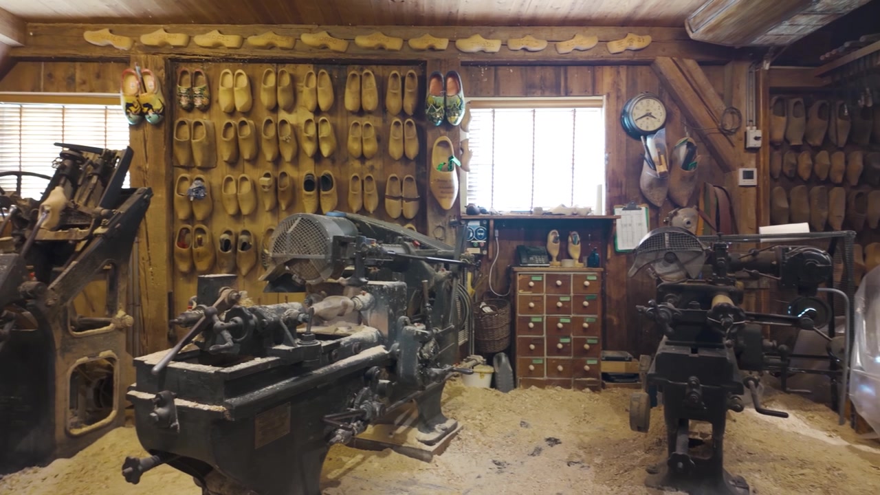 Laboratorio tradizionale di zoccoli in legno a Zaanse Schans con attrezzi e zoccoli artigianali