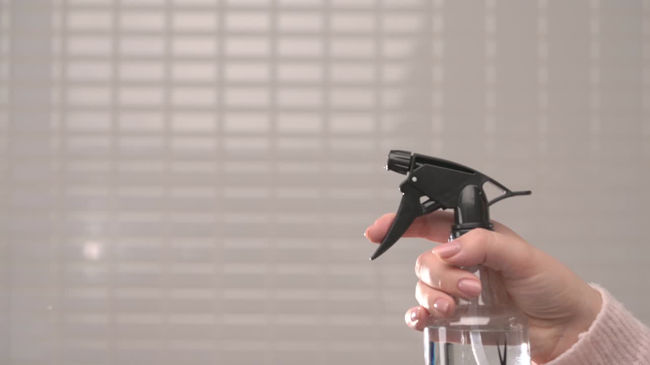 색 배경에 스프레이 병을 사용하고 청소합니다. 깨한 집 개념