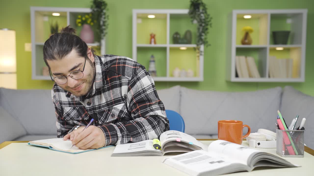 un joven estudiante universitario estudiando felizmente.