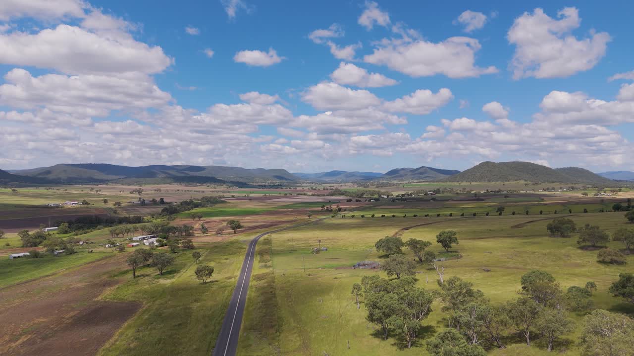 vista aérea de una carretera a través del campo australiano