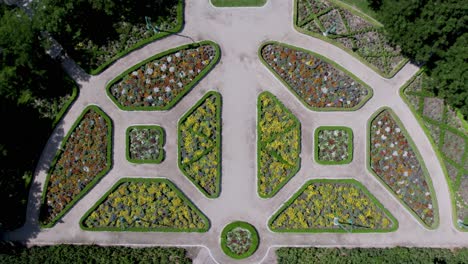 Diseño-De-Jardines-De-Flores-En-El-Patio-En-La-Pasarela-Al-Aire-Libre---Vista-Aérea-De-Pájaros