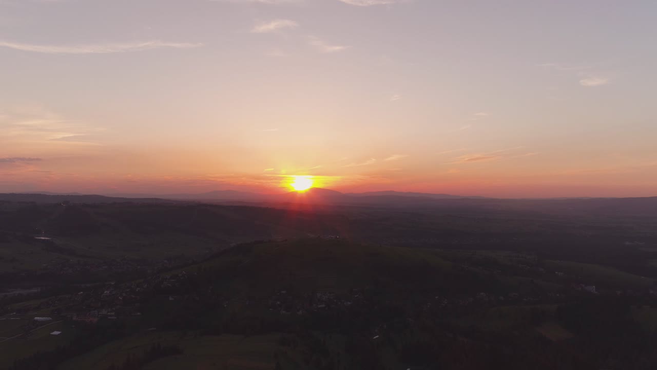 puesta de sol en las montañas vista aérea 1