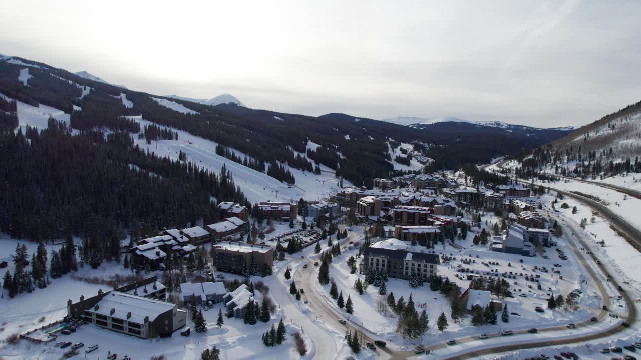 vista aérea de un ajetreado pueblo de esquí en colorado fuera de denver en invierno