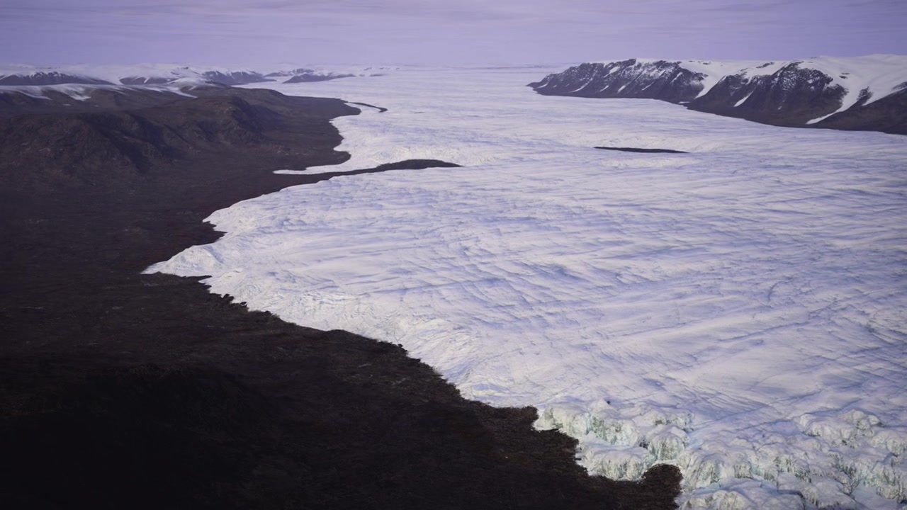 氷に閉ざされた海岸が溶け、凍った海辺がゆっくりと霧の中に消えていく