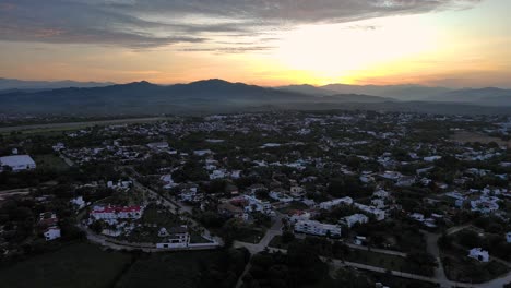 Puerto-Escondido-Selva-Montaña-Ciudad-Aéreo-Dron-Arriba-Sol-Ver-México-Oaxaca