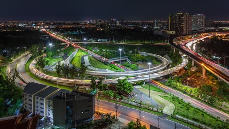 cruce de intersección de autopista y tráfico durante la hora pico en las afueras de bangkok, por la noche- lapso de tiempo