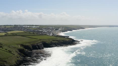 Sea-Waves-Splashing-On-Rocky-Cove-Below-Lush-Cliff-In-The-Town-Of-Porthleven-In-Cornwall,-UK