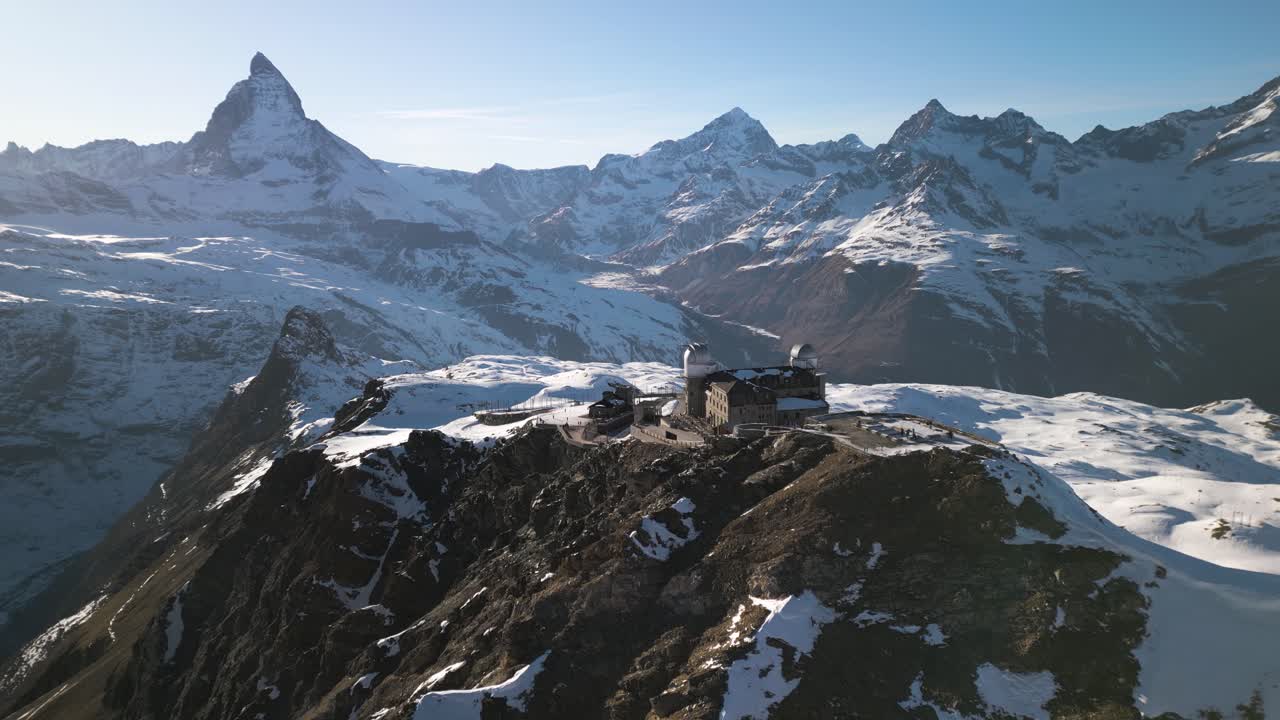 plano de establecimiento cinematográfico sobre gornergrat con matterhorn en segundo plano.