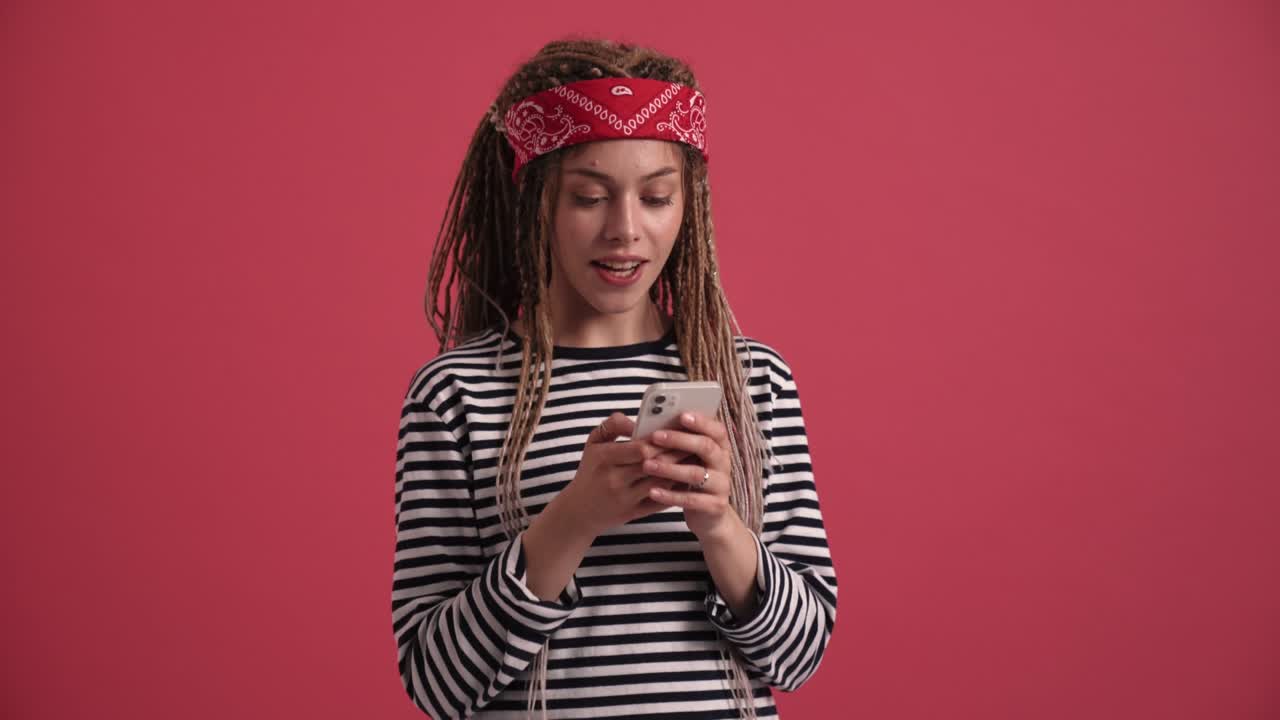Donna hippie positiva che digita al telefono