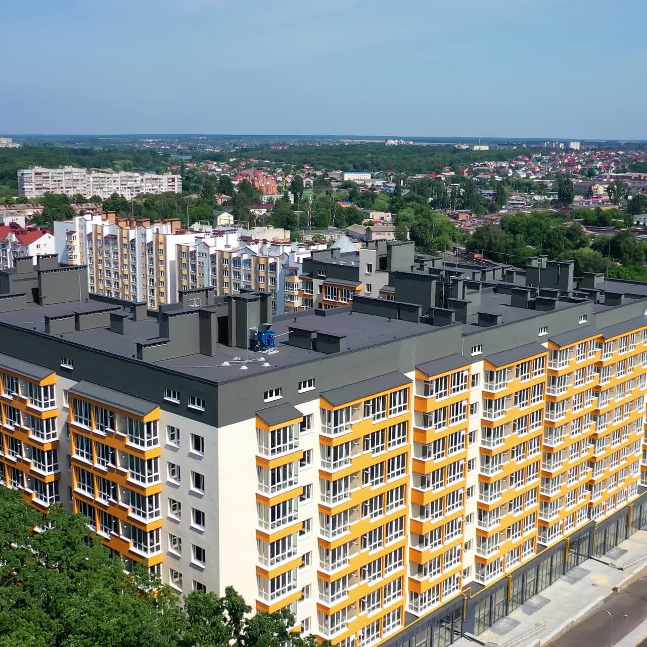 Widok z lotu ptaka na nowoczesny apartamentowiec w miejskim krajobrazie
