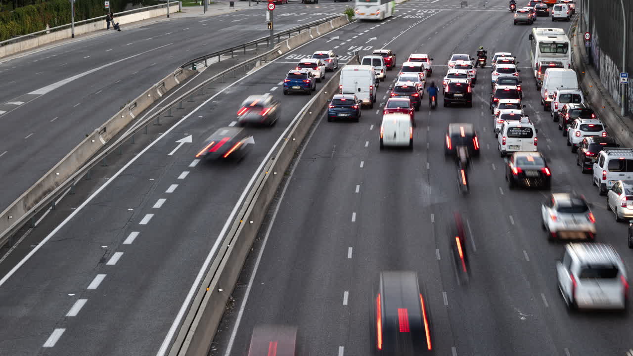 tráfico en una autopista de Barcelona durante la hora punta al atardecer, larga exposición nocturna