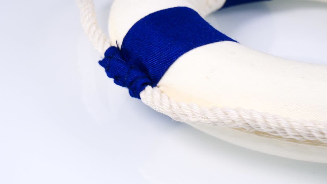 라이프 보이 구조 링 회전, 위쪽 시각