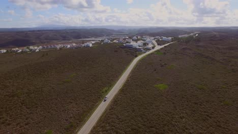 Die-Stadt-Monte-Clerigo-Mit-Einem-Auto,-Das-Auf-Den-Klippen-Fährt