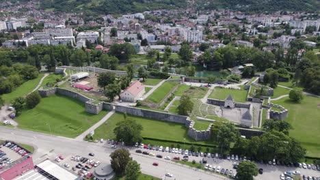 Vista-Panorámica-Aérea-De-La-Fortaleza-De-Kastel-En-Banja-Luka,-Bosnia