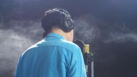 músico grabando en estudio