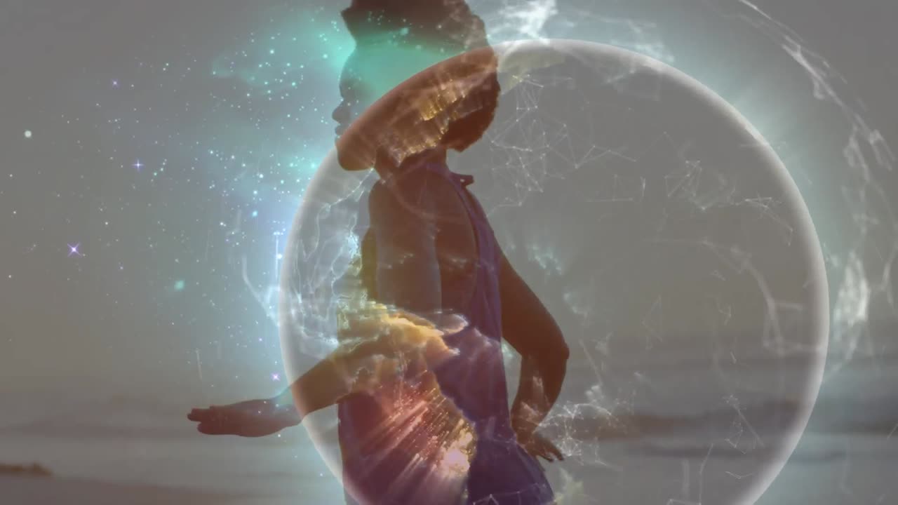 animación del globo sobre una mujer afroamericana de alto nivel en la playa