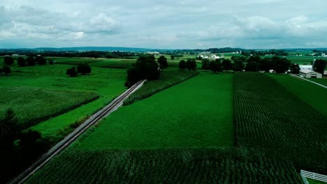 Vías-De-Tren-En-El-Campo-Amish-Y-Tierras-De-Cultivo-Vistas-Por-Drones