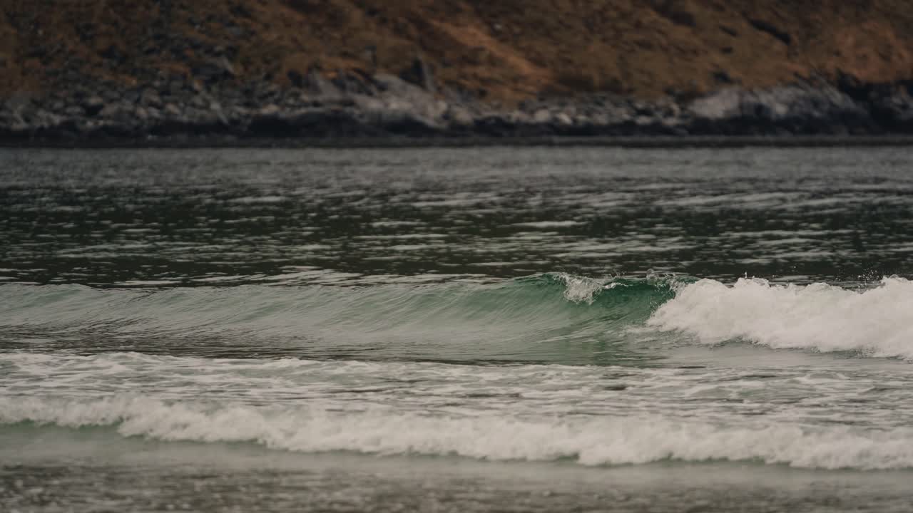 las olas del océano llegan a la playa de arena en noruega, siga la vista