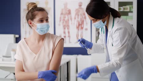 Video-De-Una-Doctora-Dándole-Una-Inyección-A-Un-Paciente.