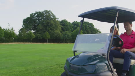 Pareja-Conduciendo-Buggy-Jugando-Al-Golf-Juntos