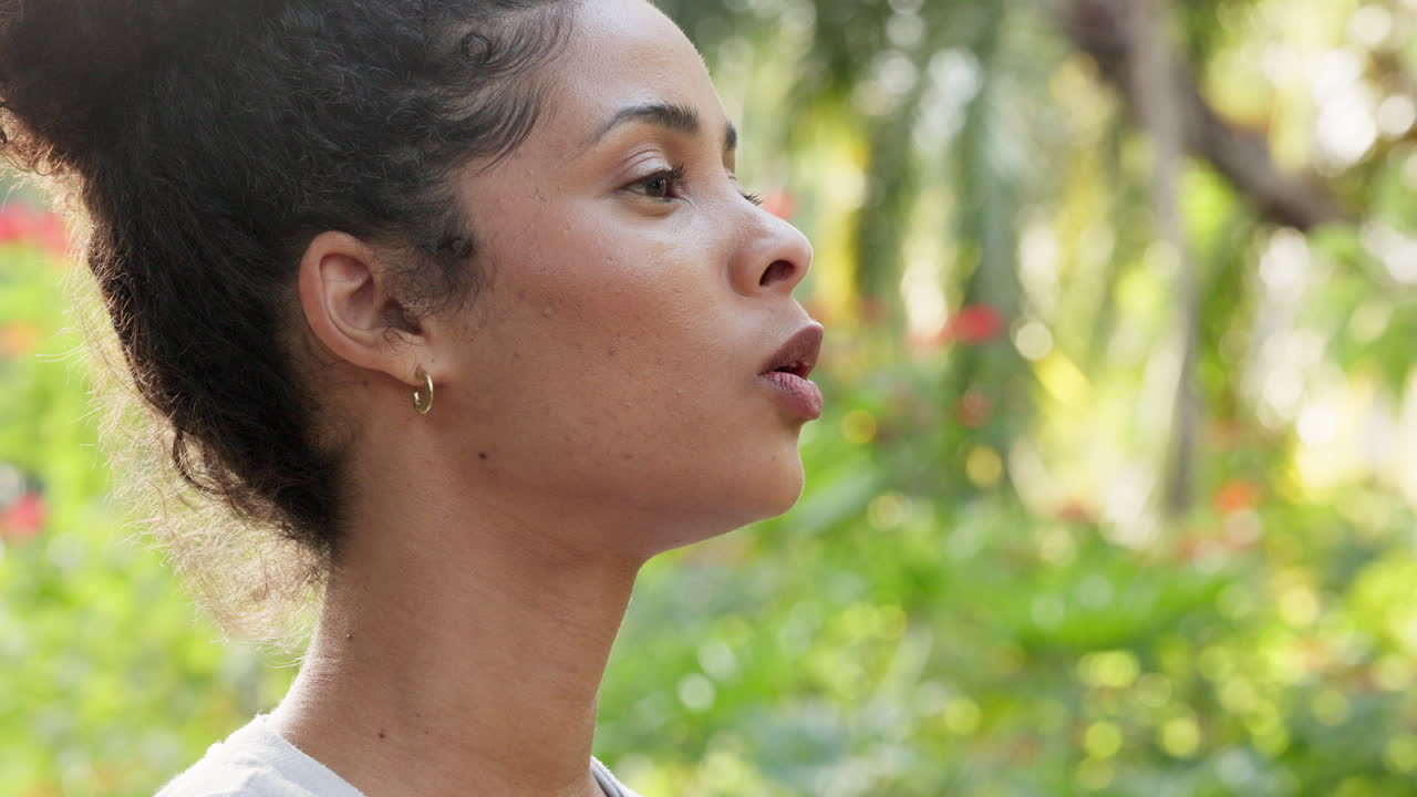 ejercicio, acondicionamiento físico y mujer que usa bomba de asma