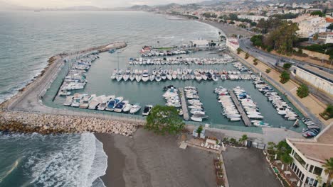 Puerto-Deportivo-Aéreo-Con-Estacionamiento-De-Yates-Y-Veleros-En-La-Ciudad-De-Málaga,-España