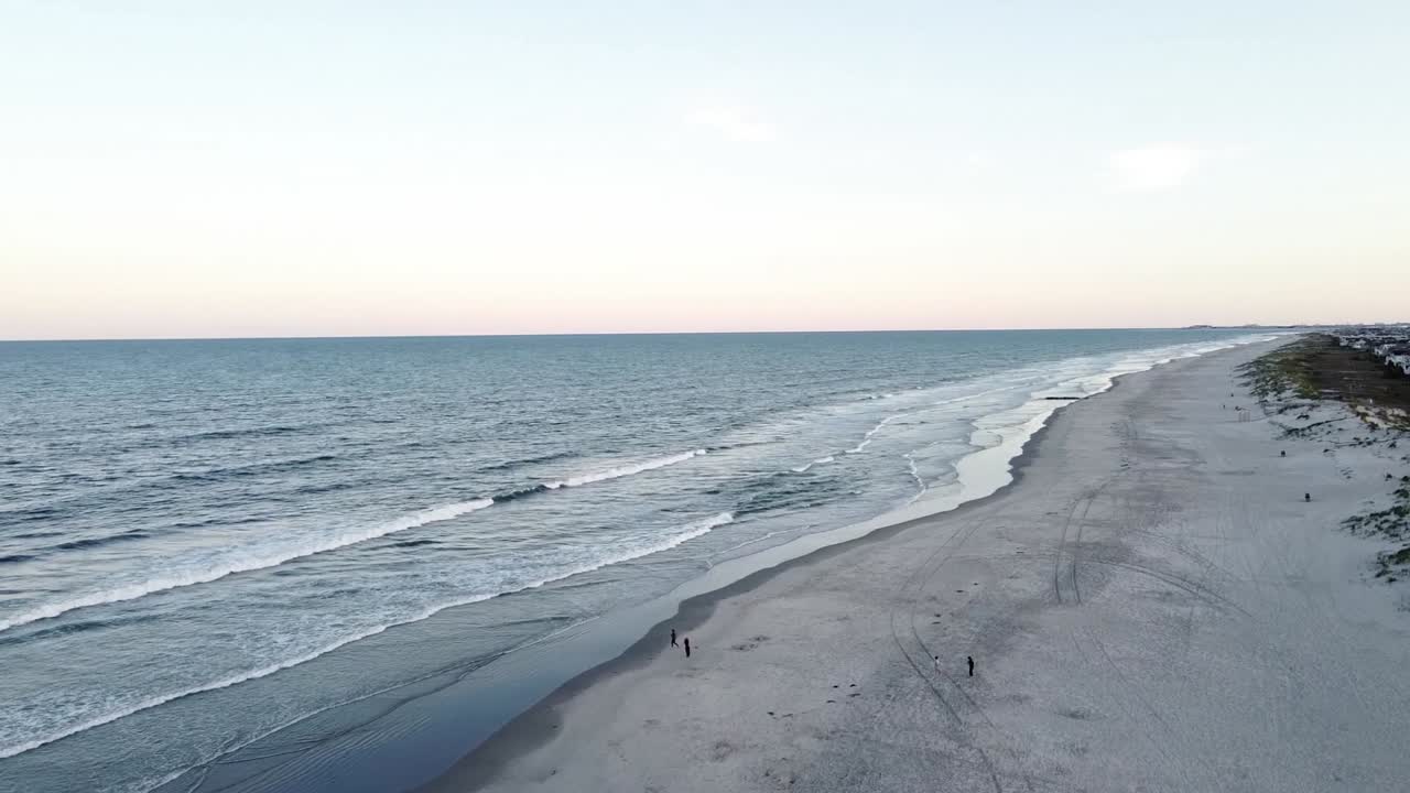 미국 뉴저지주 아발론 해변의 모래사장으로 들어오는 파도의 공중 전망
