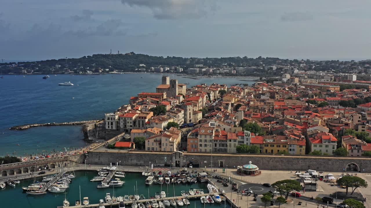 antibes francia aérea v39 cinemática dolly en toma capturando port vauban, la playa de la gravette y el paisaje urbano histórico romano del centro - julio de 2021