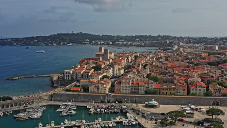 Antibes-Francia-Aérea-V39-Cinemática-Dolly-En-Toma-Capturando-Port-Vauban,-La-Playa-De-La-Gravette-Y-El-Paisaje-Urbano-Histórico-Romano-Del-Centro---Julio-De-2021