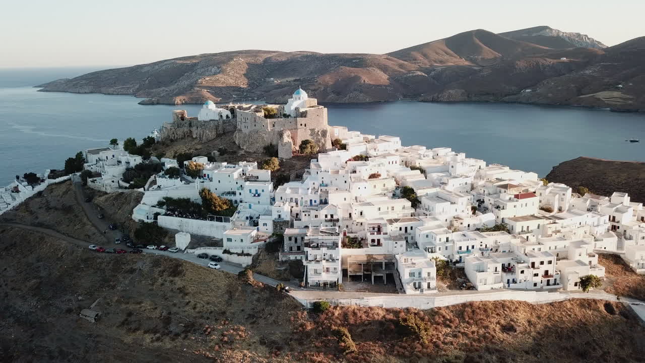 castillo de astypalea, 4k imágenes aéreas del castillo de querini durante la hora de oro