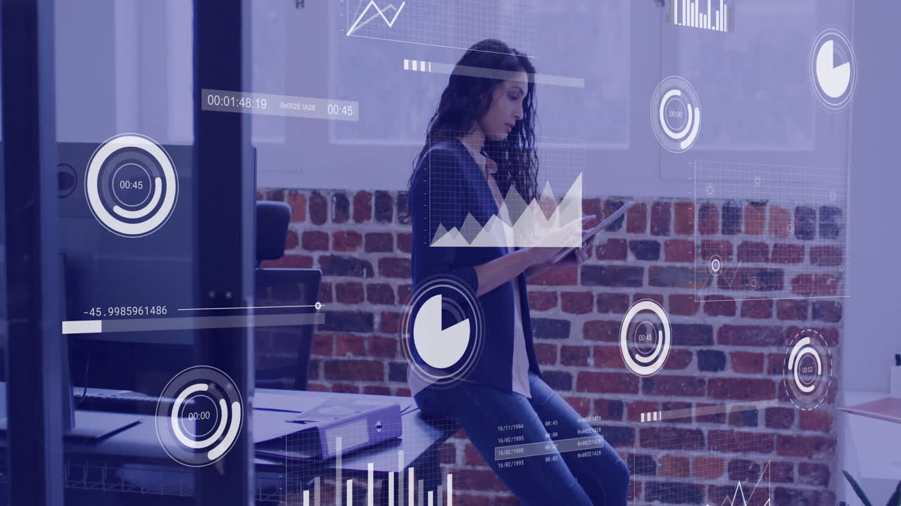 анимация обработки финансовых данных над кавказской деловой женщиной в офисе