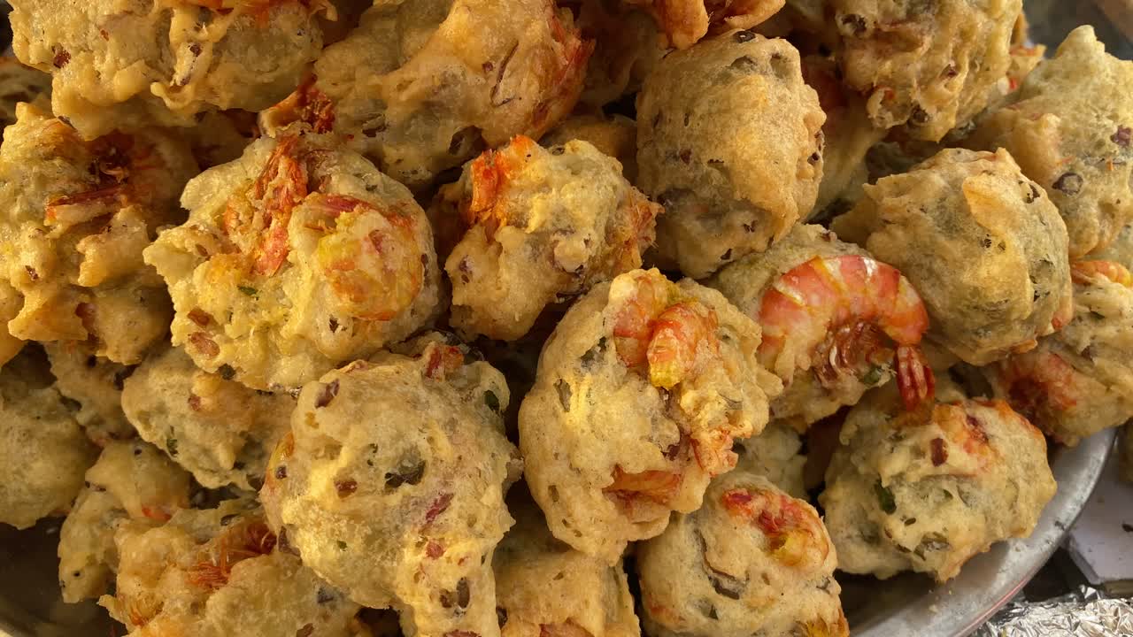 소스를 곁들인 맛있는 새우 파코라스