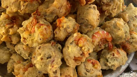 sabrosos camarones pakoras con salsa