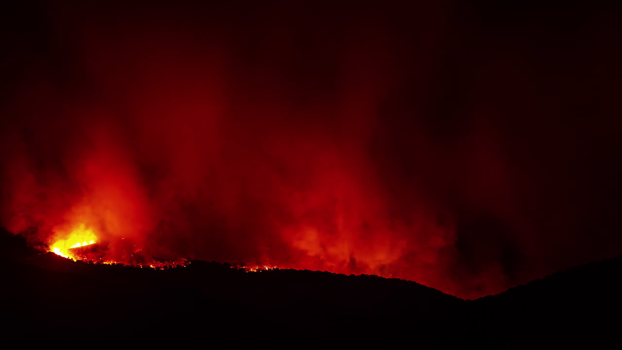 야간 에 산불 이 땅 을 태우고 있다