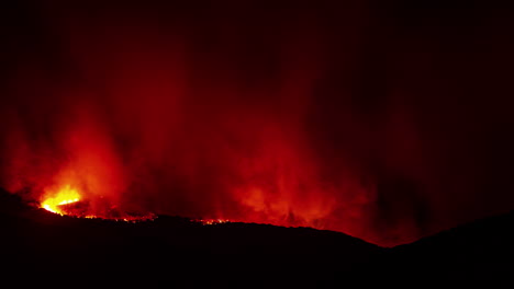 Incendio-Forestal-Que-Quema-La-Tierra-Durante-La-Noche