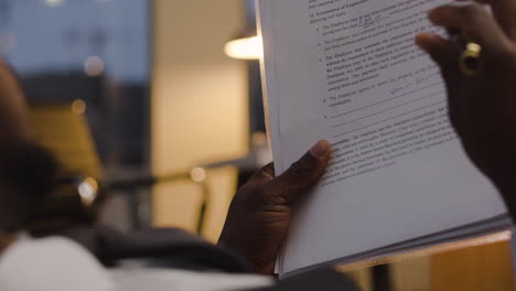 primer plano del hombre leyendo el contrato