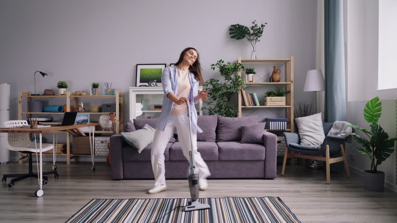 mujer bailando mientras aspira