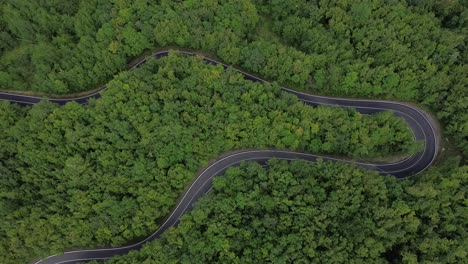 Dies-Ist-Die-Geschichte-Einer-Straße,-Die-Ein-Mysteriöses-Leben-Bedeutet,-Mit-Autos,-Orten,-Bergen,-Personen-Und-Träumen