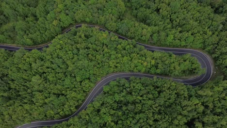 this is the story of a road that means a misterius life, with cars, places, mountains, persons, draming