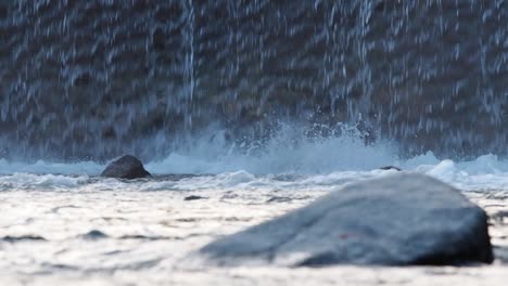 cascada en cámara lenta con un río al frente