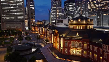 Tokio-Nachtlicht-Tokio-Bahnhof-Marunouchi-Geschäftsviertel-Wolkenkratzer